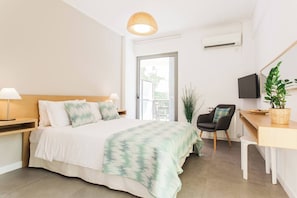 Tabla de planchar con plancha, wifi y ropa de cama 