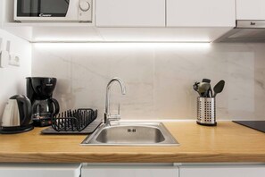 Réfrigérateur, micro-ondes, cafetière/bouilloire