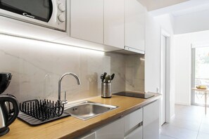 Køleskab, mikrobølgeovn, kaffe-/temaskine