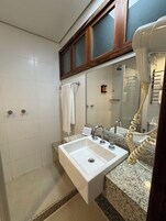 Quarto casal, sacada, vista para o pátio | Banheiro
