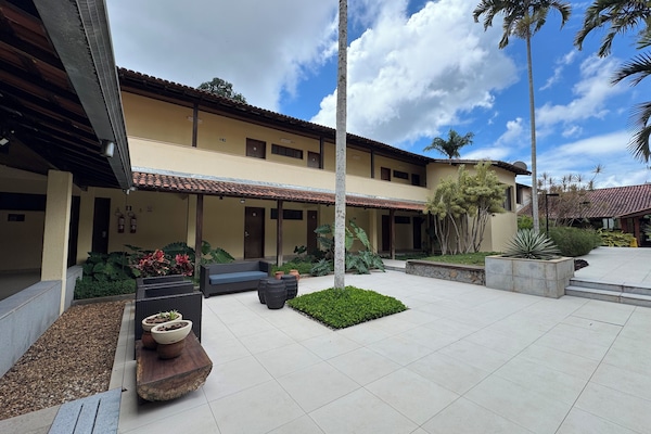 32 inci sebuah televisyen pintar dengan satelit