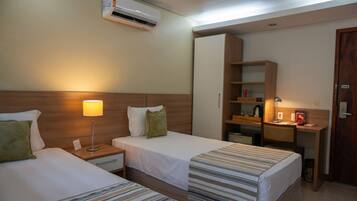 Quarto duplo superior, para não fumantes, vista para o pátio | Roupas de cama premium, espaço de trabalho para notebook