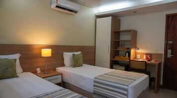 Ropa de cama de alta calidad y espacio para trabajar con laptop 