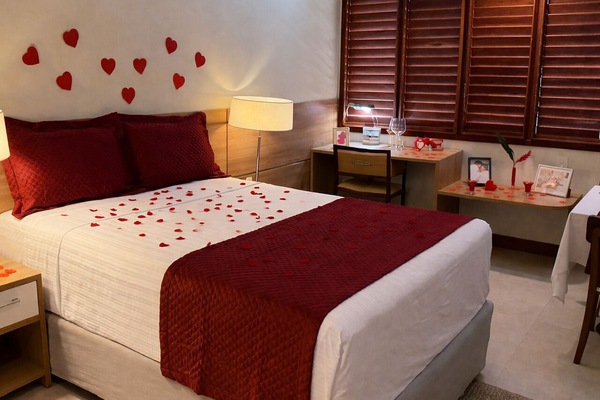 Quarto romântico | Roupas de cama premium, espaço de trabalho para notebook