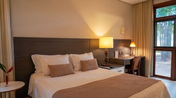 Habitación doble, balcón, vistas al patio | Ropa de cama de alta calidad y espacio para trabajar con un portátil