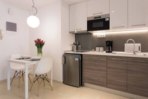 Réfrigérateur, micro-ondes, cafetière/bouilloire, grille-pain