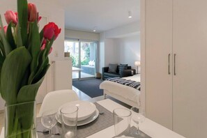 Iron/ironing board, WiFi, bed sheets