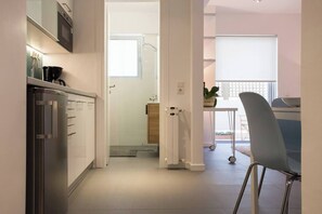 Geladeira, micro-ondas, cafeteira/chaleira, torradeira