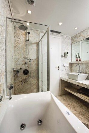 Dusj, hårføner og håndklær