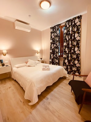 1 habitación, tabla de planchar con plancha, wifi y ropa de cama