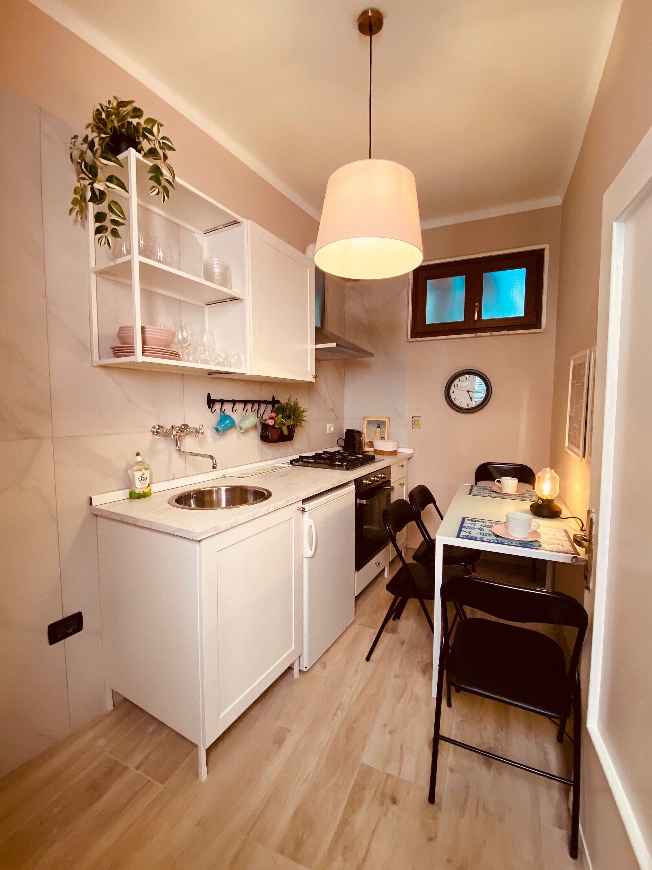 Een koelkast, een oven, een kookplaat, een koffiezetapparaat/waterkoker