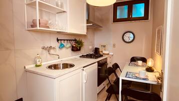 Een koelkast, een oven, een kookplaat, een koffiezetapparaat/waterkoker