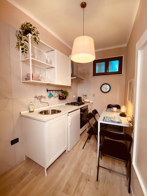 Refrigerador, horno, parrilla de estufa y cafetera y tetera