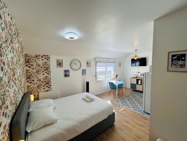 Iron/ironing board, WiFi, bed sheets