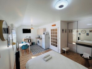 Iron/ironing board, WiFi, bed sheets