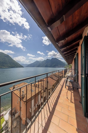 Terrazza/patio. Attico luminoso Lago di Como con vista mozzafiato