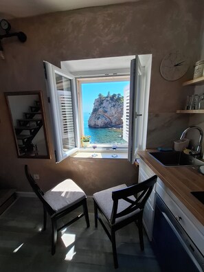 Geladeira, cooktop, chaleira elétrica