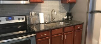 Cozy 2-bedroom Downtown. Wifi. Private Yard.