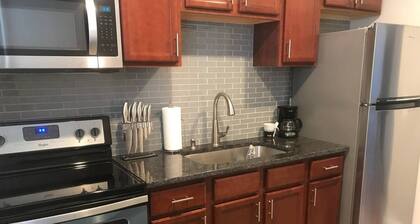 Cozy 2-bedroom Downtown. Wifi. Private Yard.