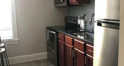 Cozy 2-bedroom Downtown. Wifi. Private Yard.