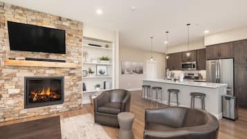 Una Smart TV, una chimenea, libros, un reproductor estéreo