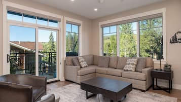 Una Smart TV, una chimenea, libros, un reproductor estéreo