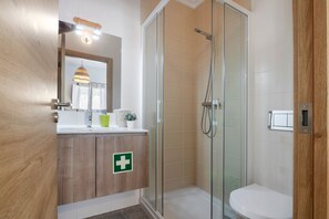 Dusche, Haartrockner, Handtücher