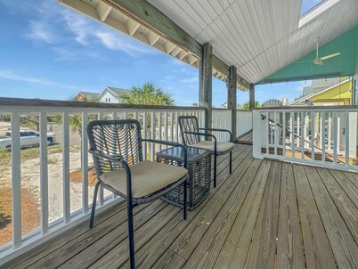 Duplex Beach Home for 6 With Balcony & Resort-style Amenities