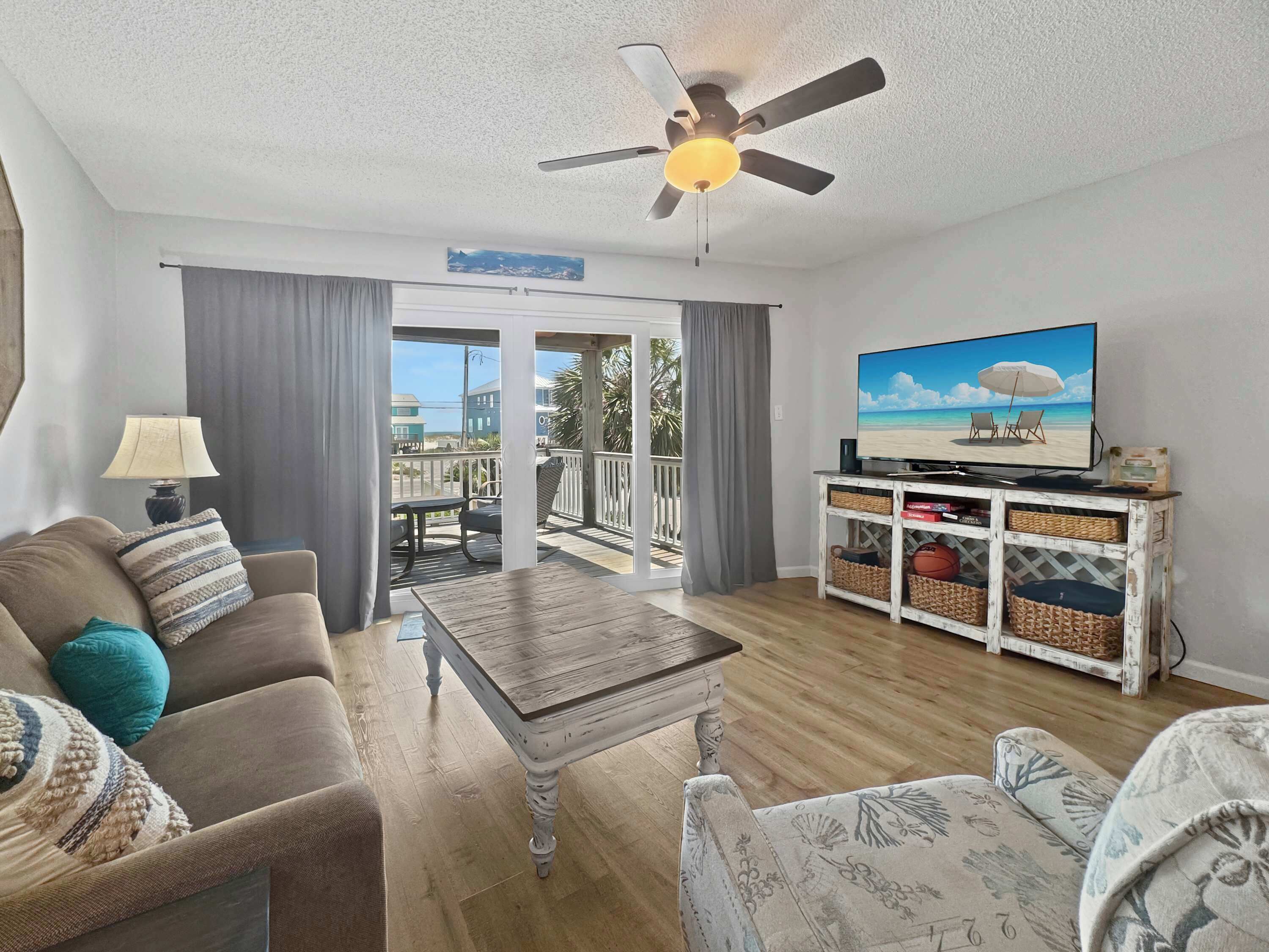 Biệt thự, nhiều giường, sân hiên, quang cảnh một góc biển (Emerald Villa) | Khu phòng khách | TV màn hình phẳng 42-inch có truyền hình kỹ thuật số 