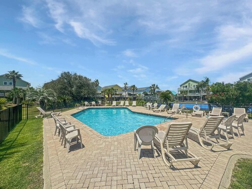 Duplex Beach Home for 6 With Balcony & Resort-style Amenities