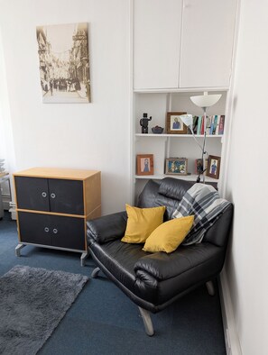 Televisie, een dvd-speler, boeken en een filmbibliotheek