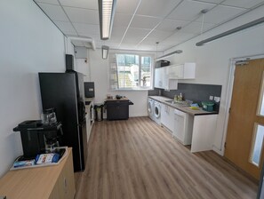 Køleskab, mikrobølgeovn, ovn, kogeplade