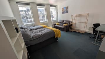 6 bedrooms, desk, iron/ironing board, travel cot