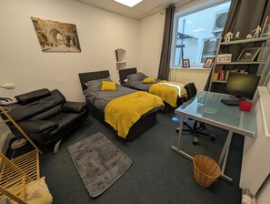6 bedrooms, desk, iron/ironing board, travel cot