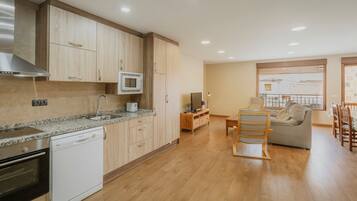 Een koelkast, een magnetron, een kookplaat, een vaatwasser