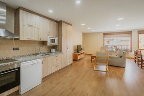 Réfrigérateur, micro-ondes, plaque de cuisson, lave-vaisselle