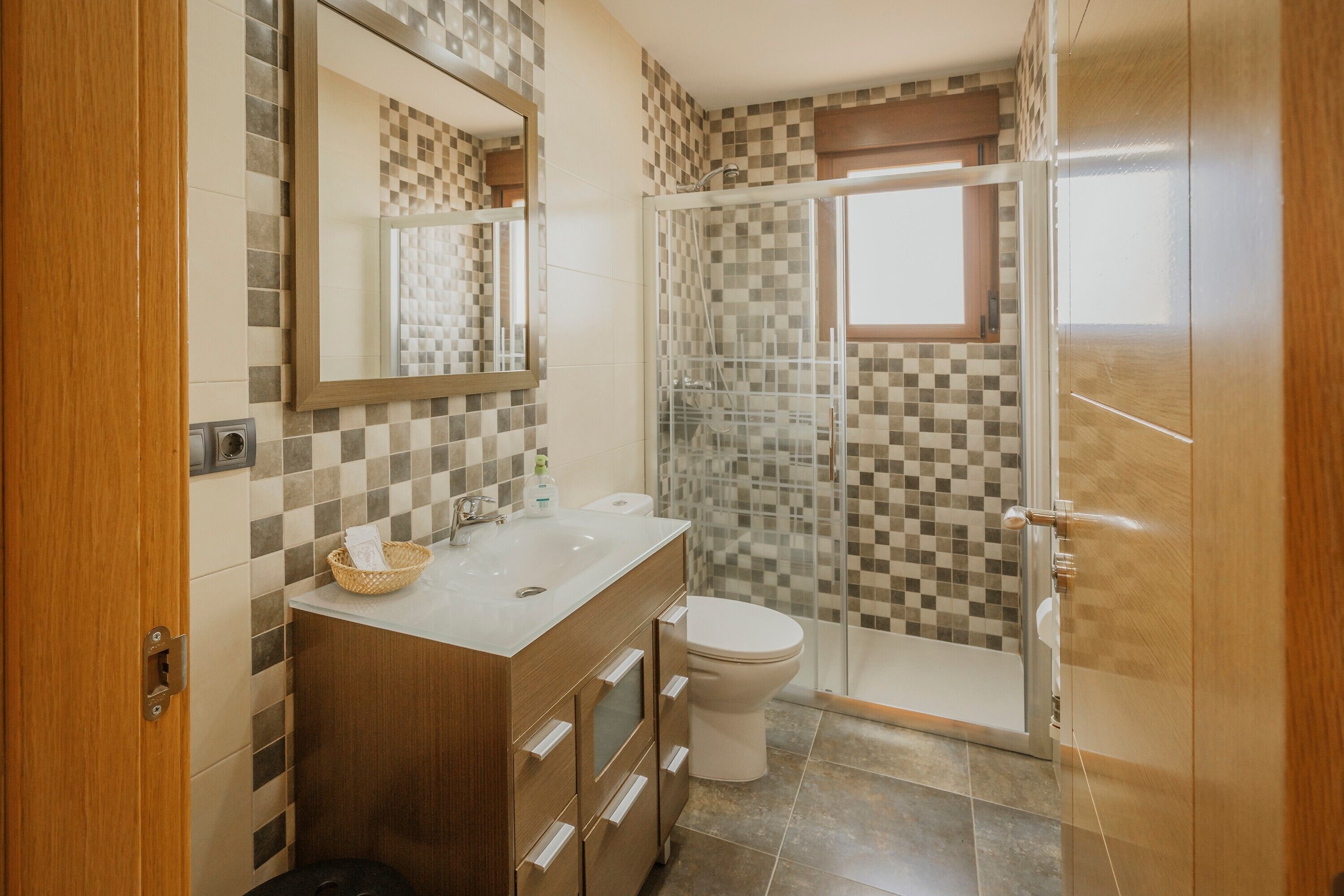 Un baño con ducha, lavabo e inodoro.