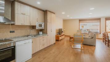 Een koelkast, een microgolfoven, een kookplaat, een vaatwasser