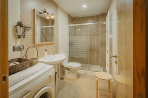 Douche, séchoir à cheveux, serviettes fournies