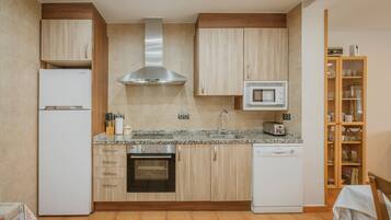 Geladeira, micro-ondas, cooktop, lava-louças