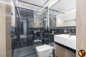 Departamento de lujo, balcón, vista al puerto | Baño | Regadera, amenidades de baño gratuitas, secadora de cabello, bidet 