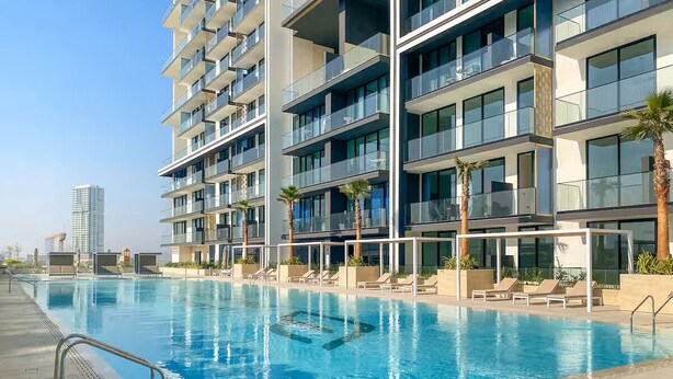 Un hôtel moderne doté d’une piscine, de nombreux balcons et offrant une vue dégagée sur les environs.