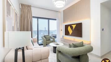 Apartamento superluxo, sacada, vista para o porto | Sala de estar | Smart TV 65 polegadas com canais a cabo