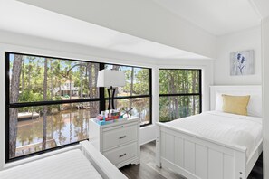 2 chambres, bureau, fer et planche à repasser, lit parapluie