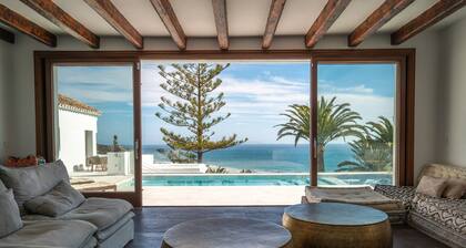 Villa 'TheCUBE' with Sea Views, Wi-Fi, and Air Conditioning