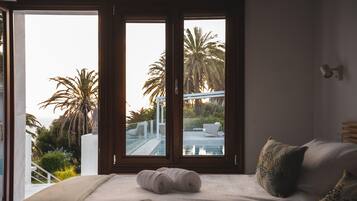 7 bedrooms, iron/ironing board, WiFi, bed sheets