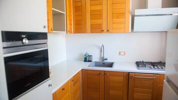 Frigorifero, microonde, piano cottura, lavastoviglie