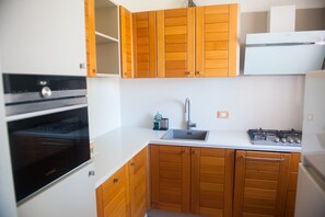 Geladeira, micro-ondas, cooktop, lava-louças