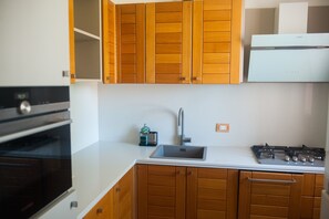 Kühlschrank, Mikrowelle, Herdplatte, Geschirrspüler