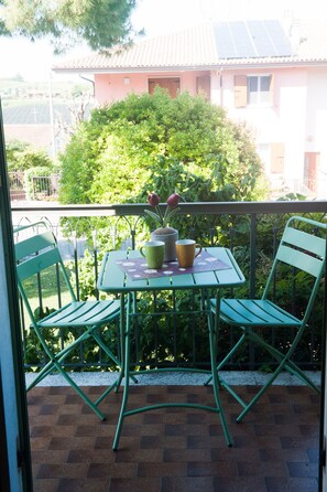 Outdoor dining - Apartment 'Casa Di Olly' with Private Garden, Wi-Fi and Air Conditioning (Sona)